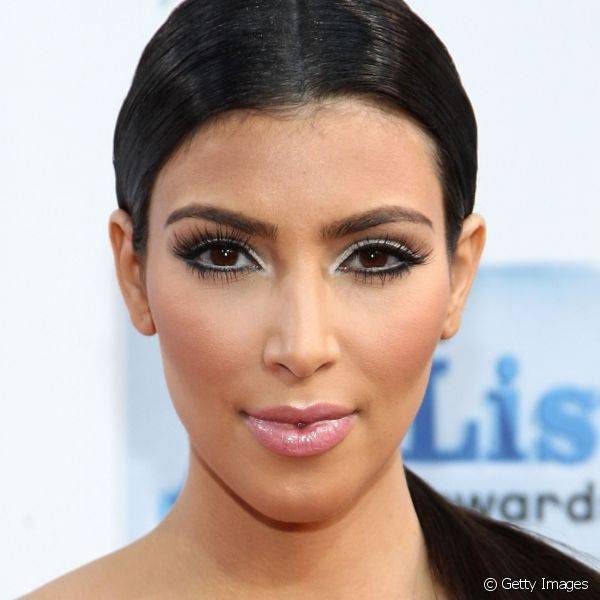 Em uma premia??o na Calif?rnia, em 2009, Kim Kardashian combinou o l?pis preto com o l?pis branco na linha d'?gua inferior e usou uma sombra prateada na p?lpebra (Foto: Getty Images)